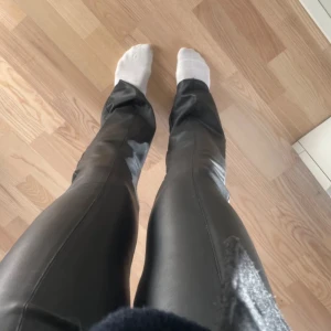 Skinnbyxor, NaKd <3 - Använda en gång. Sitter midwaist på mig som är 167. Knapp i midjan. Storlek S . PRISET ÄR PRUTBART💓