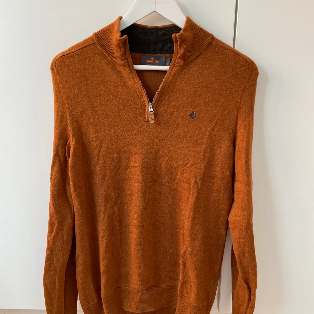 Morris merino Quarter Zip. Storlek M, sitter som S. Finns en defekt nere baktill, se bild, men i övrigt fint skick! 100% merinoull. Tröjor & Koftor.