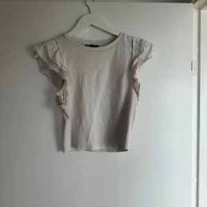Zara topp - Säljer denna välanvända zaratopp i strl L men passar även mindre. 
