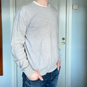 J.lindeberg - Grå tröja - Grå tröja från J.lindeberg. Storlek: L. Skick: 8/10, fint skick. Modellen är 186 och väger 79kg. Nypris: 800kr. Kontakta mig för fler bilder eller info!