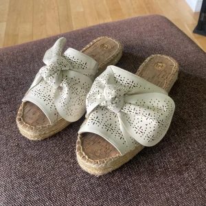 Sandaler - Jättefina sandaler med rosett på. Knappt använda. 