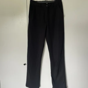 Svarta lågmidjade kostymbyxor!!🖤 - Svarta långmidjade kostymbyxor från lager157!! Använda 1 gång! Säljer då jag har andra kostymbyxor jag använder mer! Skicka gärna prisförslag!!🖤