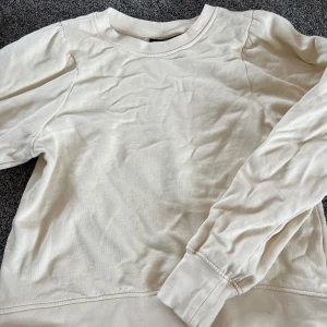 Vit tröja  - Säljer min vita tröja då den är för liten. Skriv för fler bilder 💕