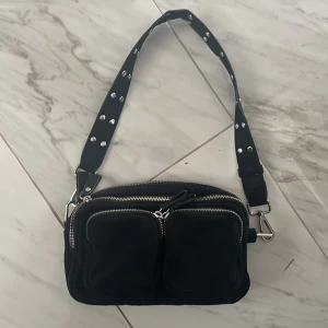 Väska - Skit snygg väska som jag säljer för att den aldrig kommer till användning längre🩷passar till allt, har använt den minst två gånger så den är som i nyskick, köpte på ginatricot. Kan sälja den för minst 150kr