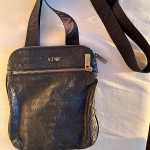 Armani jeans axelremsväska - Mycket bra skick.