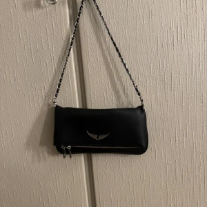 Zadig väska - Säljer min fejk Zadig väska då den inte kommer till användning längre, den är nästan som ny, nypris 500