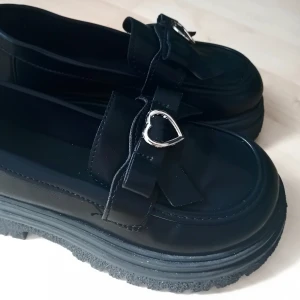 Platform Loafers - Söta platform loafers 🤍 Sparsamt använda och inga deffekter. Säljer pga att de inte passar. Köparen står för frakten.