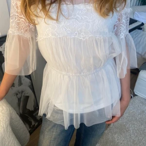 Vit spets blus - Jättefin spets blus från happy holly. Väldigt fint matrial med få användningar.  Sista bilden är inspirations bilder som jag har lånat för en överblick på hur man kan styla den❤️‍🔥