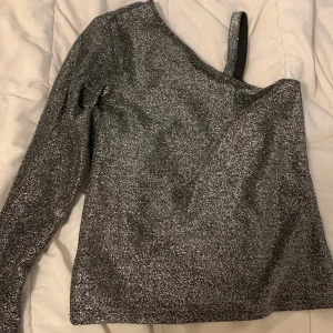 Fest tröja  - Festlig glittrig tröja från khappal i storlek 152/163. 