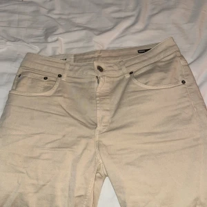Dondup jeansshorts - Säljer mina dondup jeansshorts då dom helt enkelt är för små för mig. Köpta på nk i Göteborg för 2399 kr förra sommaren drygt 1 år sedan Skick 9/10  