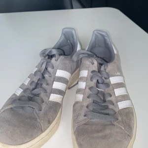 Adidas campus grey.               - Nypris ca 1200 Mitt pris 500 St:37 Kan sänka vid snabb affär 7/10 skick 