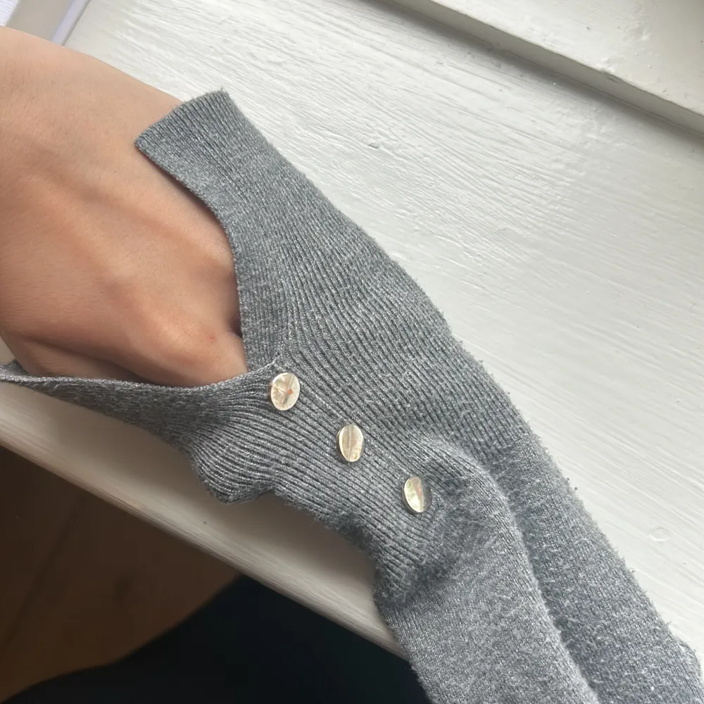 Slit och knappar i ärmen Bra skick . Neuletakit & Villapaidat.