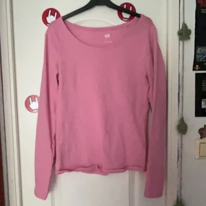 Rosa tröja  - Rosa tröja köpt på lager 157!  Alldrig använd då den satt för smått på mig, inga defekter.  Skriv om ni har några frågor,  Pris kan alltid diskuteras! (: