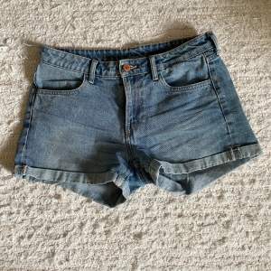 Snygga och mycket bekväma jeansshorts från H&M. Använda ett fåtal ggr och i mycket fint skick.