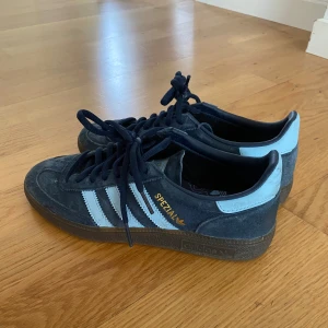 Adidas Handball Spezial - Handball Spezial i bra skick. Inte använda många gånger pga tyckt dom är lite för stora (har 37 vanligtvis) och säljer nu av den anledningen. 