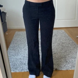 Svarta lågmidjade kostymbyxor - Svarta lågmidjade kostymbyxor, passar storlek S eller 34/36, dem är stretchiga Säljer då dem inte kommer till användning längre