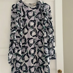 Blommig klänning  - Klänning blommig volang 38 Strl 38 Älskar men nu är den för liten🥀 Volang längst hela armen och upp framför axeln
