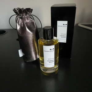 Mancera Intense Cedrat Boise - Säljer den här fina sommardoften av Mancera för endast 799kr. Använd 1-2 ggr, så näst intill helt oanvänd. Nypris 1300kr. Box och allt tillbehör medföljer vid köpet. Skriv vid fler funderingar.👌