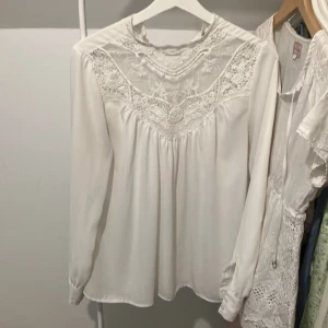 Fin tröja - Älskar och ser så fin ut! Inga defekter förutom en pytteliten gulaktig fläck som kan tas bort(andra bilden). För fler bilder kan du kontakta mig. Kan sänka priset om det är en snabb affär. Är 164cm lång.