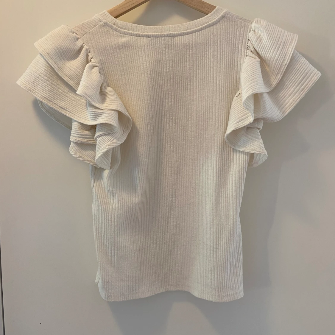 T-shirt med volanger  - 91