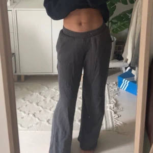 Mjukisbyxor - Säljer dessa fina lowwaist mjukisbyxor. Säljs då dem är lite för korta för mig. Använd fåtal gånger, nypris 399💕