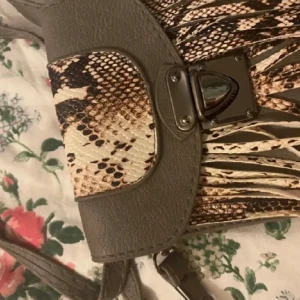 Väska  - Väska som säljs då jag aldrig använt den. Den är i perfekt skick. Kontakta om du vill tex ha bilder på eller annat 💓 