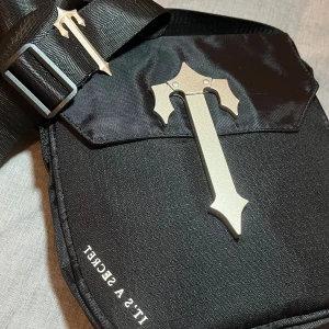 Trapstar väska  - Vill får bort min trapstar väska använder bara två tre gånger bara om ni Intresserar pris kan diskuteras 