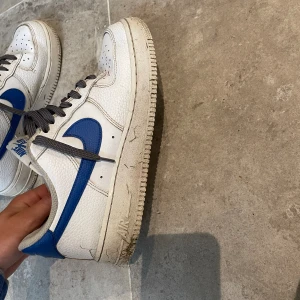 Säljer ett par Nike airforce eftersom de är för små. - Det är ett 7/10 skick på skorna använda några gånger.