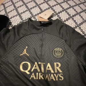 Psg tracksuit  - Helt ny psg tracksuit. Man får hela sättet. Kom med bud!