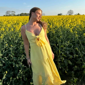 sommarens klänning - super fin klänning perfekt för midsommar💛💛💛💛