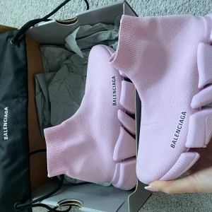 Balenciaga skor  - Jättefina Balenciga skor köpta på NK i Stockholm. Kvittot är kvar. Unik färg och super bekväma. Endast använt 2 gånger och säljs pga ingen användning. Köpt för 4875 säljer för 3900 