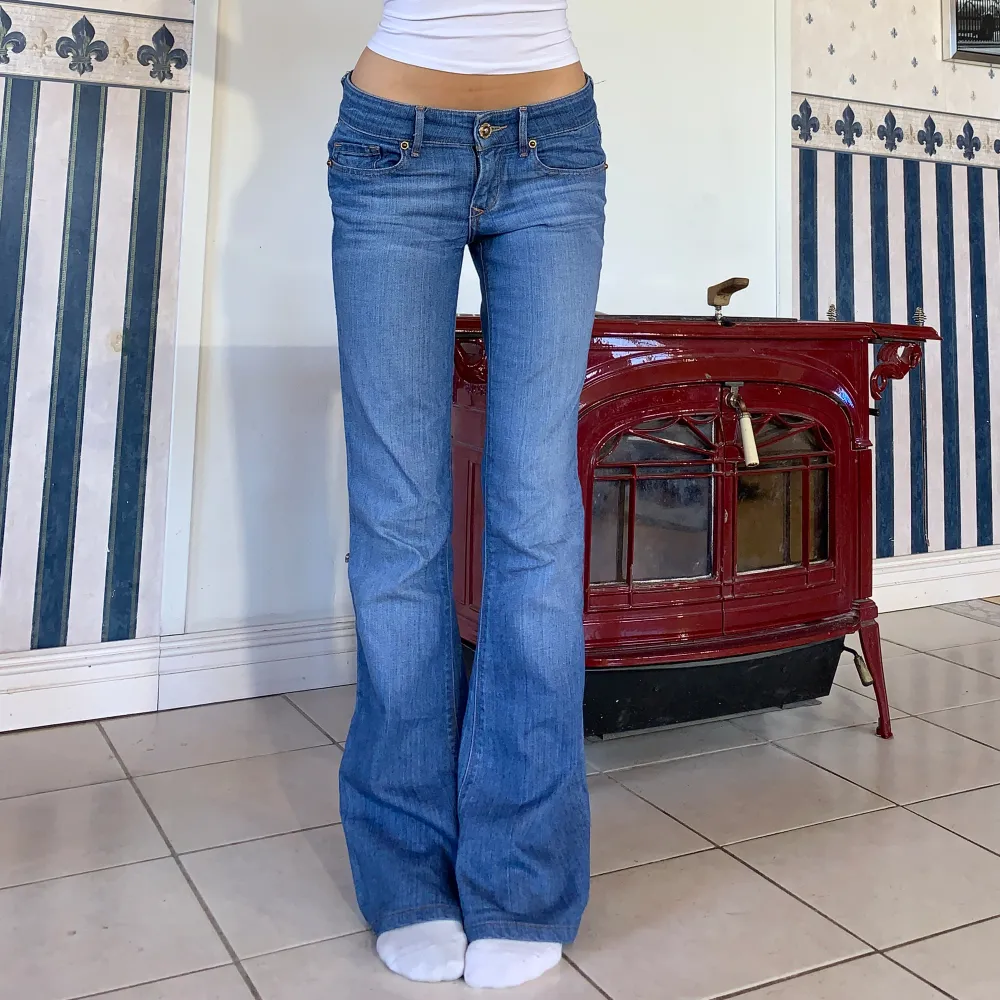 Låga vintage jeans i bootcut🩷 midja 79cm & Innerben 84🩷 jag är ca 165. Jeans & Byxor.