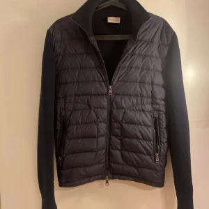 Moncler Cardigan  - Säljer en Cardigan, då den är för liten. Skick är 10/10 NFC-tagg funkar! Kan diskutera pris!