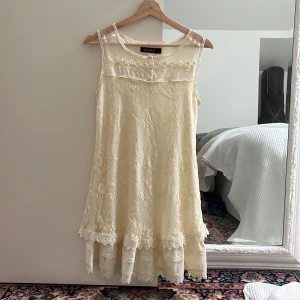 Studentklänning - Klänningen är totalt ca 120-122cm lång. Midja 34cm. Jag är 160cm! Rätt fint skick, lite lös i spetsen på vissa delar som bilderna visar. En liten fläck på nedre kjolen (se bild 3). 