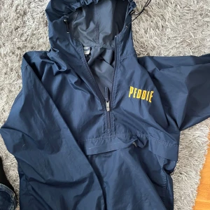 Regnjacka ”Peddie” - ”Gear Peddie 100% Polyster regnjacka,  använd 1 gång, luftig passform men jackan passar till många outfits och är stilren. Nypris 550 kr.