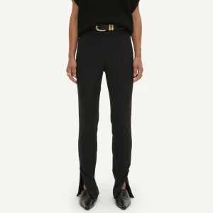 Svarta byxor från By Malene Birger  - Svaeta snygga stretchiga byxor med dragkedjor/ slits ner till och dold dragkedja på sidan uptill. Sitter otroligt. Endast amvända 2-3 ggr så i toppskick. Nypris 2099kr