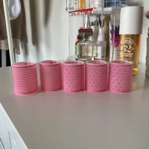 Papiljotter  - säljer fyra rosa ganska stora papiljotter då jag inte behöver dom! Jag har rengjort dom flera gånger så dom ska vara som nya❤️