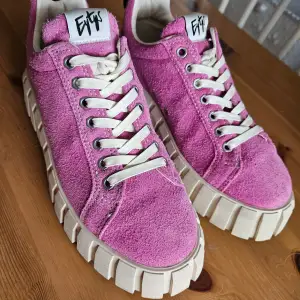 Eytys sneakers i rosa mocka! 🌸💕 Använda endast ett par gånger. Det finns tecken på användning men dom är väl omhändertagna och är i väldigt gott skick. Kan hämtas i centrala Göteborg eller skickas med post. 🌞
