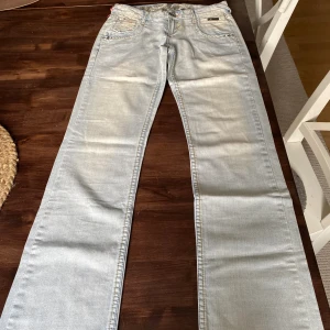 Lågmidjade jeans - Superfina ljusblå lågmidjade bootcut jeans🫶🏼innerbenslängd ca 83 och midjemått ca 36 cm🫶🏼kan tyvärr inte visa hur de sitter på då de inte passar 