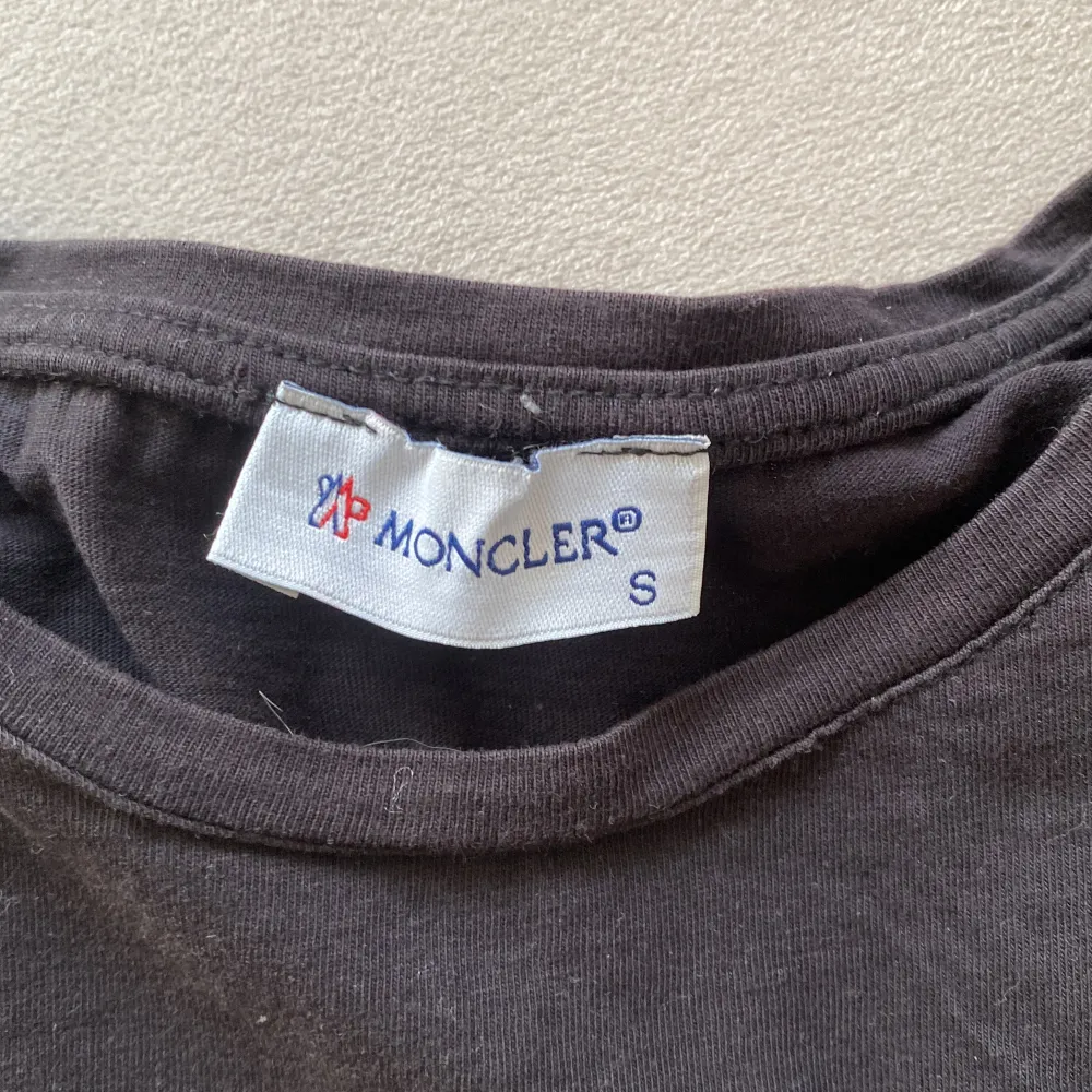 Använd Moncler tshirt snygg för en billig peng. T-shirts.