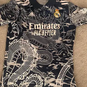 23/24 Real Madrid Blue Dragon Ny skick. Storlek L