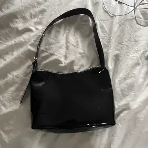 svart handväska, aldrig använd! 