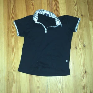 Burberry piké - Size XL i barnstrlek så sitter exakt som en small normalstorlek, inga skador.