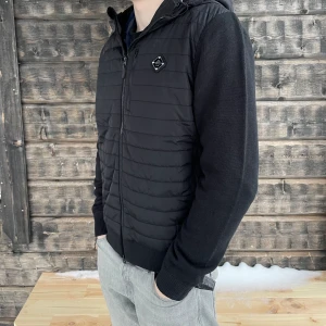 J Lindeberg cardigan - Sprillans ny Lindeberg cardigan, endast upplockad ur påsen för att ta bild. Taggar sitter kvar, aldrig använd så i toppskick. Nypris är 3000 sek, och säljer denna för 1999. Pris kan diskuteras. Strlk XL modellen är 185cm & 75kg och den sitter bra.