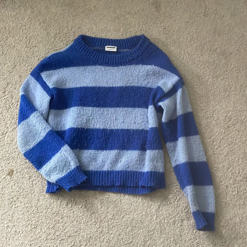 Jättefin blå stickad tröja 🫶🏻💗 säljer eftersom inte kommer till användning längre. Tröjor & Koftor.