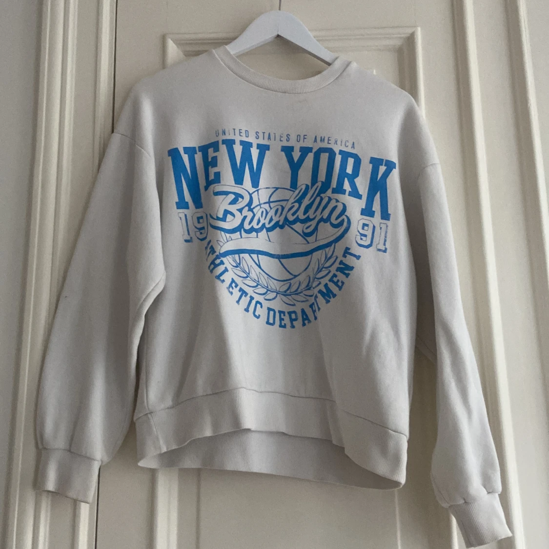 Vit tröja med ljusblått tryck på från Gina Tricot i storlek S men passar mig som har storlek 158/164 fast lite oversized💘💞