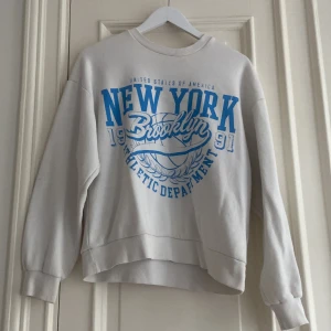 Vit tröja med ljusblått tryck på från Gina Tricot i storlek S men passar mig som har storlek 158/164 fast lite oversized💘💞 - Storlek S, gjord i Serbien 🇷🇸💓