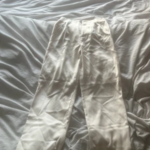 Kostymbyxor  - Säljer ett par jätte fina kostymbyxor från H&M som inte har kommit till användning i storlek xs. 