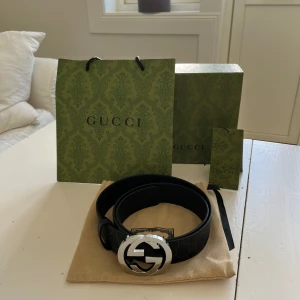 Gucci Bälte - Hej! Säljer nu mitt Gucci bälte då jag behöver pengarna. Jag har använt det ca 10 ggr men det är som nytt! •Det är 100cm långt. •Kvitto och andra tillbehör tillkommer (se bild 3) Jag tänker mig nånstans runt 1400kr. Hör av er vid frågor!