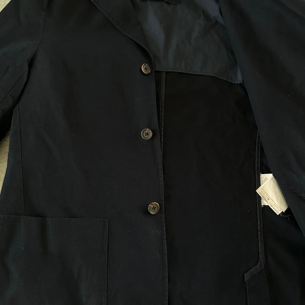 Fin burberry blazer/trench jacka i mörkblå färg. Jackan är i fint skick och storlek 50 IT (Medium).. Jackor.